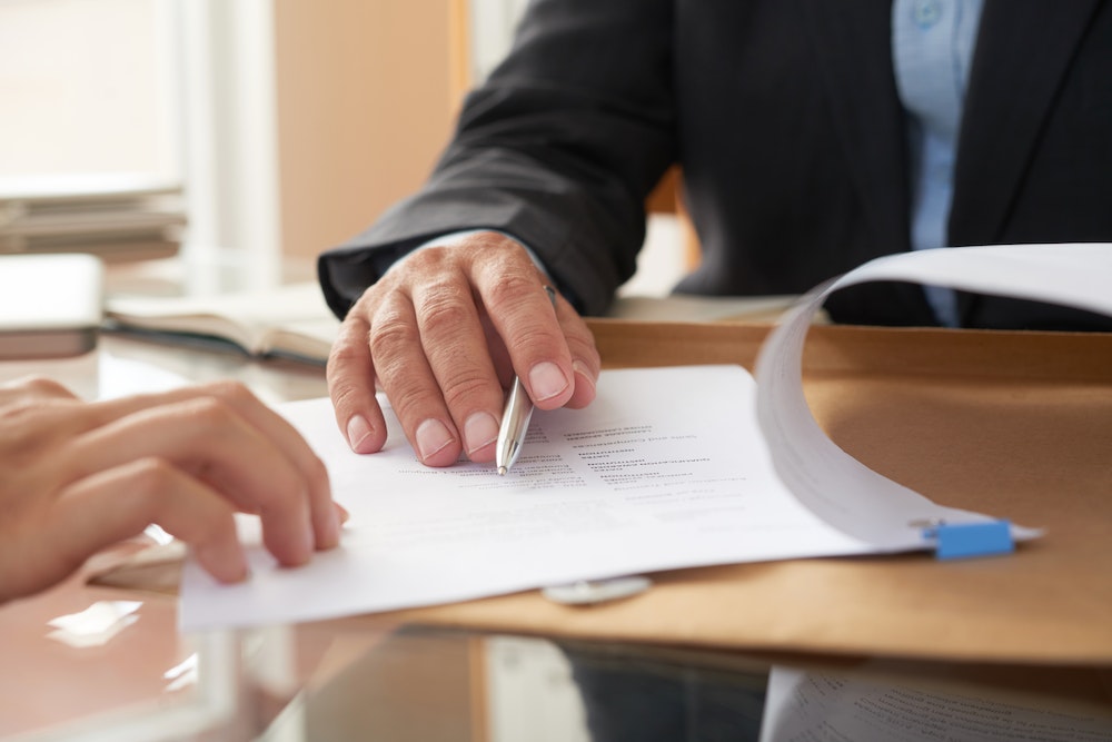 Naviguer dans les eaux juridiques : comprendre les implications juridiques des contrats de travail