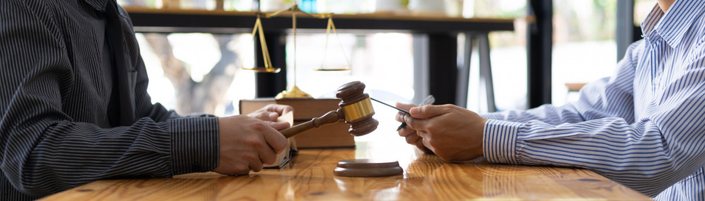 Cabinet juridique ou avocat : choisir la meilleure solution pour vos besoins juridiques